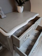 Commode sauteuse