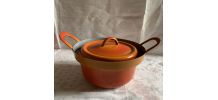 cocotte en métal émaillé ronde couleur rouge orange 