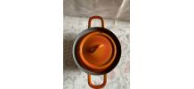 cocotte en métal émaillé ronde couleur rouge orange 