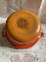 cocotte en métal émaillé ronde couleur rouge orange 