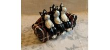 Figurines chats sur canapé en bois 