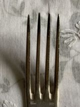 Lot de 8  fourchettes en metal argenté avec poinçons 