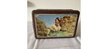 Belle boite en fer ;décor:  Arlésienne dans les Alpilles 