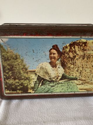 Belle boite en fer ;décor:  Arlésienne dans les Alpilles 