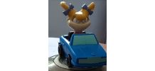 Figurine Angelica dans sa voiture bleue  