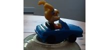 Figurine Angelica dans sa voiture bleue  