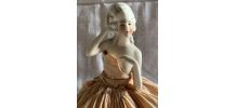 Buste femme en biscuit sur socle avec une robe 