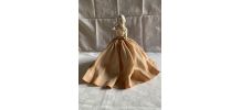 Buste femme en biscuit sur socle avec une robe 