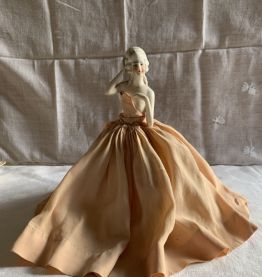 Buste femme en biscuit sur socle avec une robe 