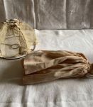 Buste femme en biscuit sur socle avec une robe 