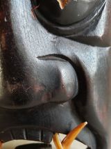 Masque vintage diable japonais en bois sculpté
