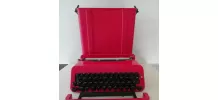 Machine à écrire manuelle VALENTINE de chez OLIVETTI. 