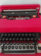 Machine à écrire manuelle VALENTINE de chez OLIVETTI. 