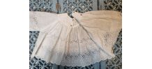 Ancienne brassière bébé en broderie anglaise