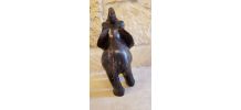 Eléphant en bois sculpté avec défenses