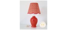 Lampe avec pied en céramique rose corail et abat-jour "scall