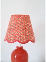 Lampe avec pied en céramique rose corail et abat-jour "scall