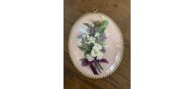 Cadre ovale vintage fleurs artificielles blanches.