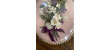 Cadre ovale vintage fleurs artificielles blanches.