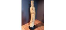 statuette chinoise en résine estampillée socle bois