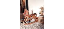 Cheval à bascule en bois massif upcyclé, sellerie de qualité