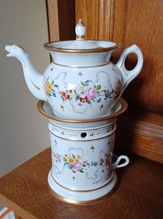 TISANIERE A DECOR FLORAL POLYCHROME PORCELAINE DE  PARIS