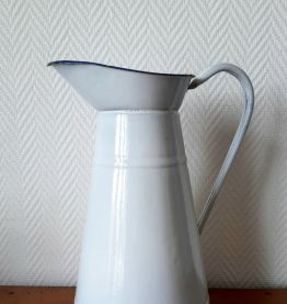 Broc en tôle émaillée vintage 