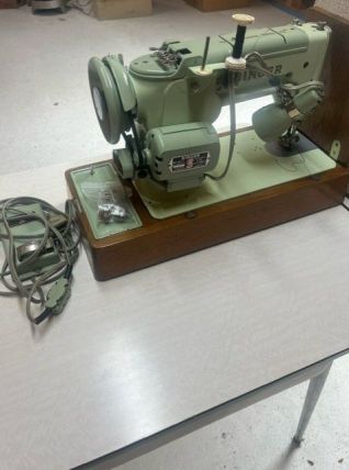 Machine à coudre Singer 319K