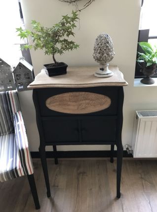 Elégant petit meuble
