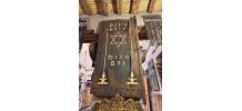 Héritage berbère : porte ancienne ornée d'os de chameau