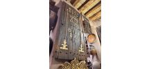 Héritage berbère : porte ancienne ornée d'os de chameau