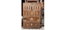 Héritage berbère : porte ancienne ornée d'os de chameau