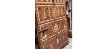 Héritage berbère : porte ancienne ornée d'os de chameau