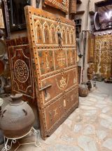 Héritage berbère : porte ancienne ornée d'os de chameau