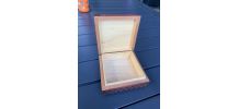 Boîte gravée en bois 
