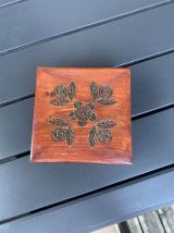 Boîte gravée en bois 