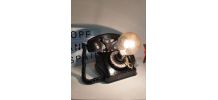 Ancien téléphone de 1943 recyclé en lampe à poser