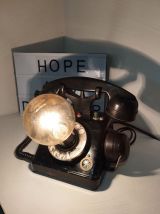 Ancien téléphone de 1943 recyclé en lampe à poser