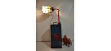 Ancien bidon de carburant vintage recyclé en lampe à poser 