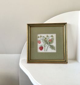 Cadre canevas fraises brodées