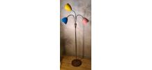 Ce lampadaire vintage est édité par l'éditeur tchèque Lidoko