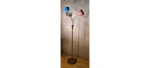 Ce lampadaire vintage est édité par l'éditeur tchèque Lidoko