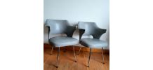 Paire de fauteuils design skaï et capitons, vers 1960 