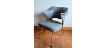 Paire de fauteuils design skaï et capitons, vers 1960 