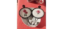Lot de deux patères motif rose, métal et céramique 