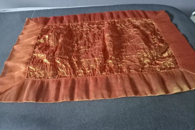 7sets de table tissu voile  reflets  satiné doré et froissé