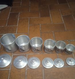 Boites gigogne.La grande boîte présente de petits défauts
