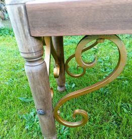 Banc ancien avec volutes dorées