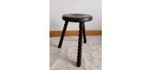Tabouret tripode brutaliste pieds torsadés 