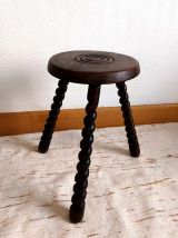 Tabouret tripode brutaliste pieds torsadés 